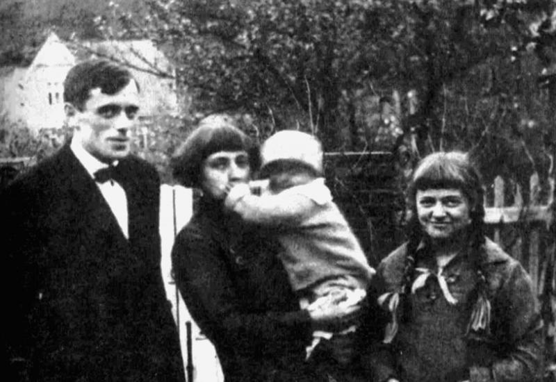 Pjesnikinja sa svojom obitelji u Pragu 1925. godine - Marina Cvetajeva: Pjesnikinja kojoj je redovito venulo cvijeće