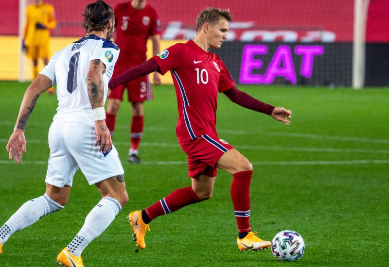 Gudelj (Sevilla) i Odegaard (Real Madrid) imali su priliku odmjeriti snage u svojim reprezentacijama - Srbija majstorijom Milinković-Savića izbacila Norvešku; Idu na Škote