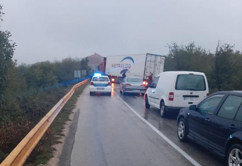 Šleper na cesti Stolac - Ljubinje - Kolnici skliski; obustavljen promet na dionici Stolac-Ljubinje
