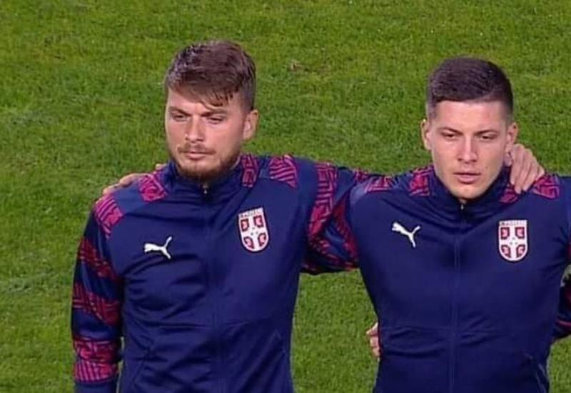 Zagrljeni: Ljajić i Jović - Jović je preoteo fatalnu plavušu Ljajiću, ali ga je morao zagrliti na utakmici