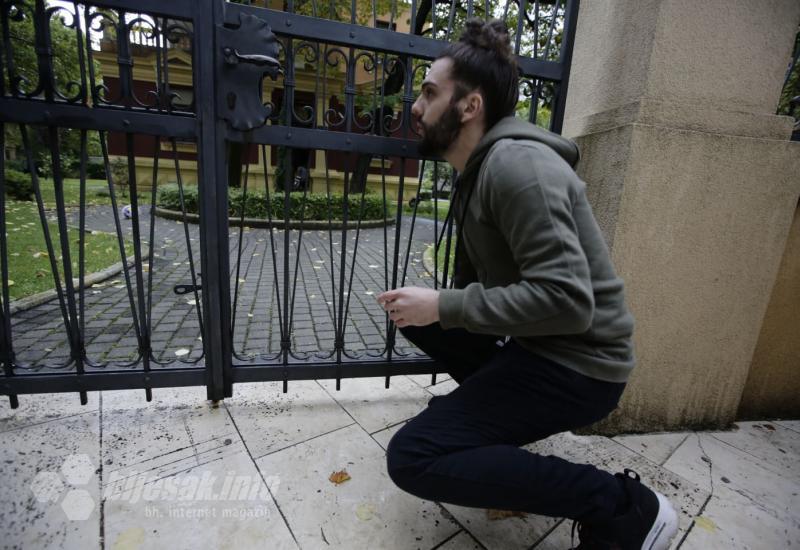 U dvorište Rektorata ubačena je lopta uz poruku da se igraju s njom, a ne sa studentima - Njih zanimaju samo pare: Mostarski studenti na ulicama
