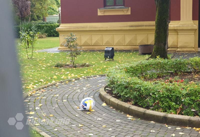 U dvorište Rektorata ubačena je lopta uz poruku da se igraju s njom, a ne sa studentima - Studenti će ponovno na ulice ako ne dobiju odgovor od rektora