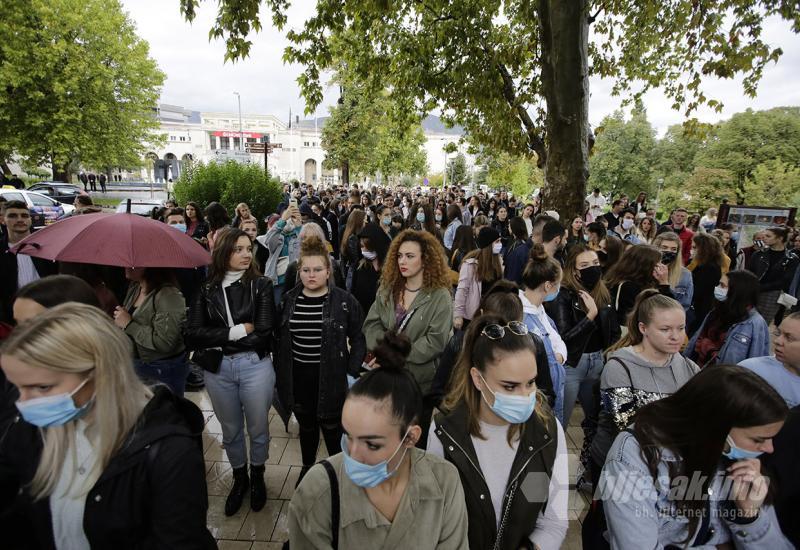 Studenti su se ohrabrili  - Mostar: Studenti u petak ispred Rektorata