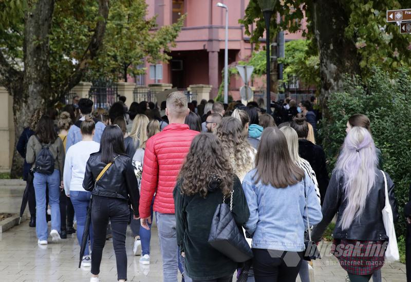 Kiša je poštedjela studente te stala uoči šetnje  - Galerija fotografija s prosvjeda studenata u Mostaru