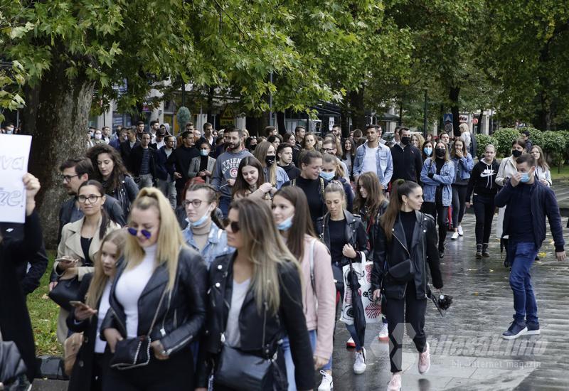 Studenti su zaustavili i promet na kružnom toku - Galerija fotografija s prosvjeda studenata u Mostaru