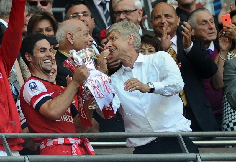 Mikel Arteta kao igrač Arsenala s dugogoišnjim trenerom Wengerom - Englezi pišu kako je moguć povratak Arsenea Wengera među Topnike