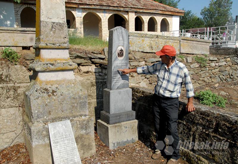 Mile mi pokazuje spomenik Vojvode Bogdana - Kriva Palanka: Pod zastavom svetog Joakima Osogovskog
