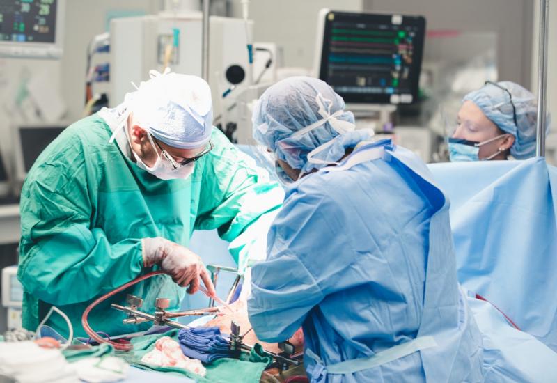 Amerikanac se oporavlja nakon prve transplantacije svinjskog srca 