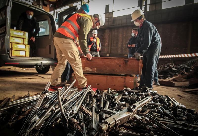 Uništavanje naoružanja u livnici Jelšingrad u Banja Luci - Istopili 1.864 komada malog oružja i lakog naoružanja 