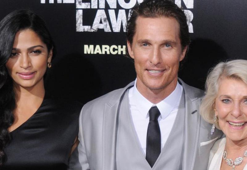 Glumac Matthew McConaughey sa suprugom  HOLA! Camila i majkom Kay - Otac Matthewa McConaugheya preminuo tijekom seksa sa suprugom