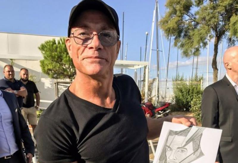 Jean-Claude Van Damme  - Van Damme spasio čivavu 