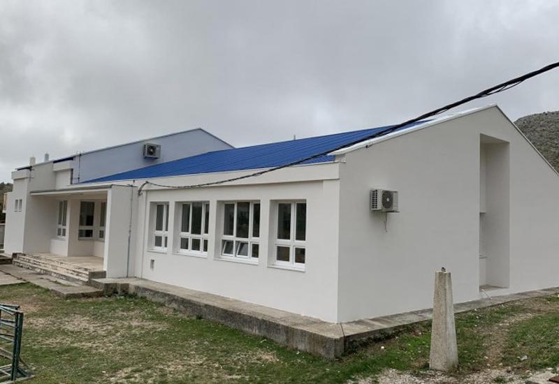 Škola u Ravnom - Utopljena zgrada Područnog odjela Ivanica Osnovne škole Ravno