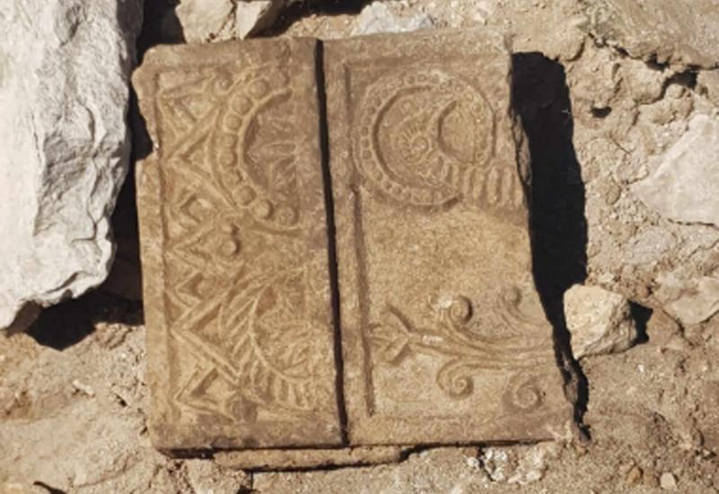 Reljefna ploča oltarne pregrade iz trolisne crkve koja datira od 9. stoljeća - U Zavali kod Ravnog pronađeno važno arheološko otkriće