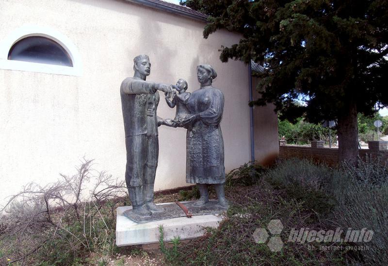 Radasova skulptura u Čitluku - Drniš/Otavice: Od tužnog minareta do Meštrovića na svakom koraku