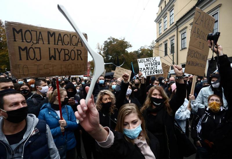 Kad presuda stupi na snagu, pobačaj će biti zabranjen - Zagovornici prava na pobačaj blokirali ulice u Poljskoj