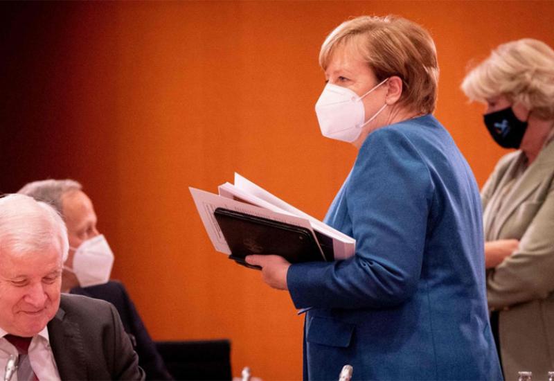 Merkel u Bundestagu - Što će Merkel raditi u 15.000 eura mjesečno teškoj mirovini?