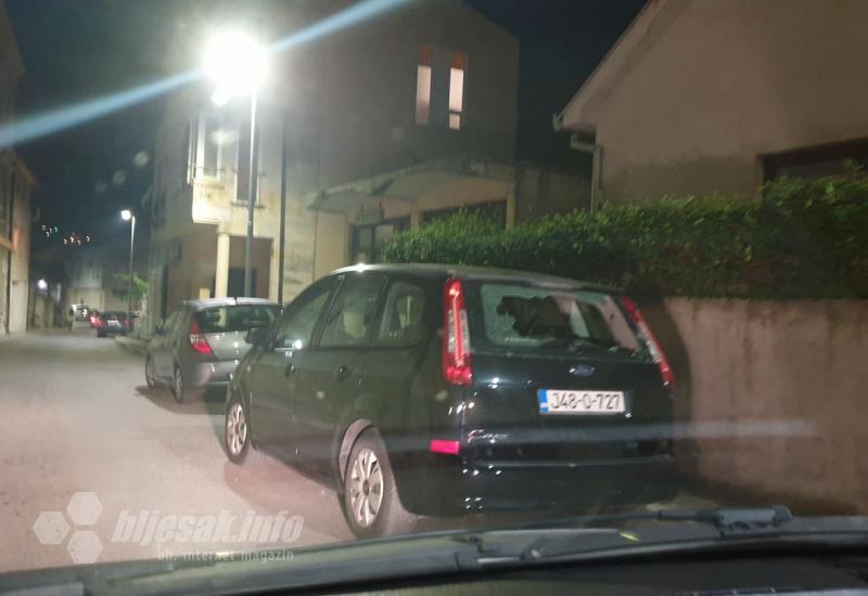 Oštećena vozila - VIDEO | Mostar: Uhićeni huligani koji su bacili baklje na kafić