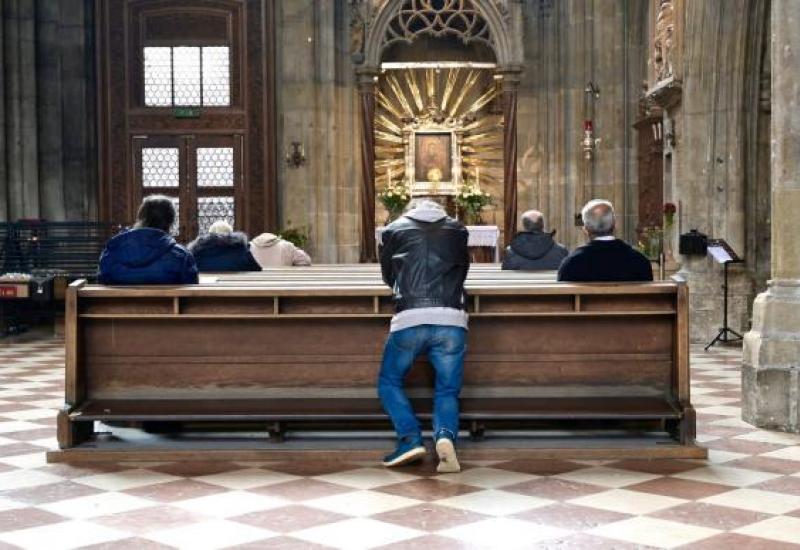 Vjernicima je jedino preostalo pomoliti su u katedrali sv. Stjepana - Beč nakon noći terora: Puste ulice, nevjerica, šok i bezbroj priča preživjelih