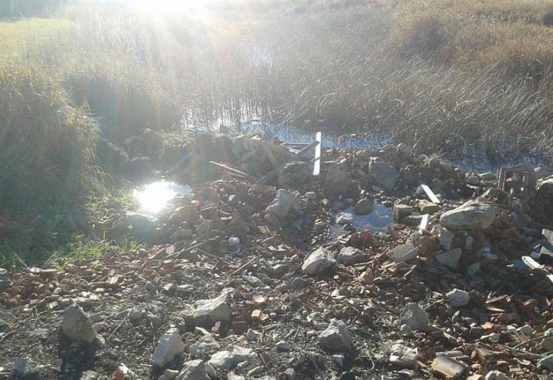 Građevinski otpad završio u koritu rijeke Šujice!