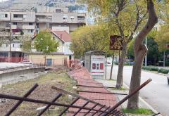 Netko je 'popričao' s ogradom u Mostaru