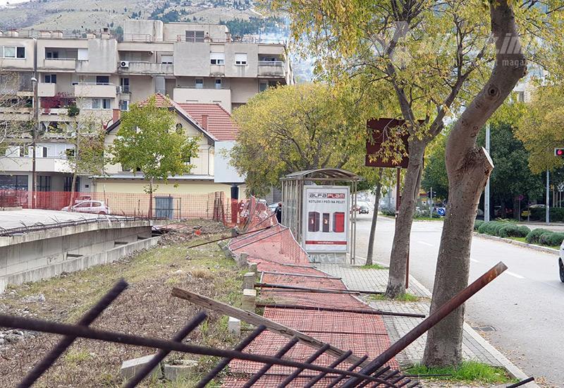 Netko je 'popričao' s ogradom u Mostaru