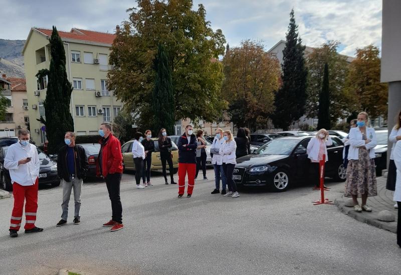 Prosvjed zdravstvenih djelatnika u Mostaru - VIDEO | Prosvjed zdravstvenih djelatnika u Mostaru: Nećemo im dati mira