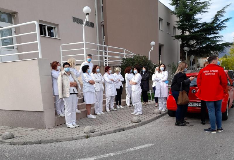 Prosvjed zdravstvenih djelatnika u Mostaru - VIDEO | Prosvjed zdravstvenih djelatnika u Mostaru: Nećemo im dati mira