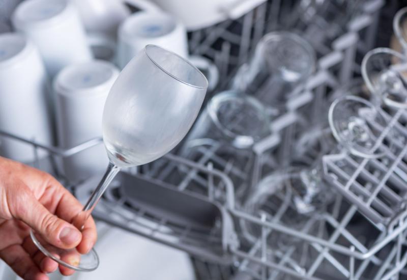 Zašto su mutne čaše nakon pranja u perilici?