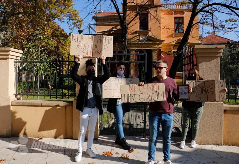 Studenti pred Rektoratom - Mlak drugi prosvjed studenata u Mostaru