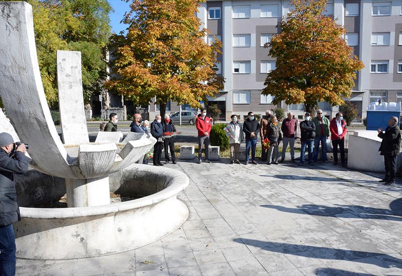 Cvijeće na Spomeniku ilegalcu - Obilježeno stradanje antifašista u Mostaru