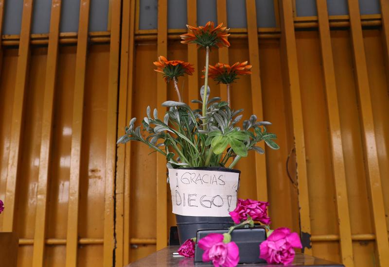Fanovi Maradone na stadionu Boca Juniors u njegovu čast ostavljaju cvijeće - Fanovi Diega Maradone na stadionu Boca Juniors u njegovu čast ostavljaju cvijeće