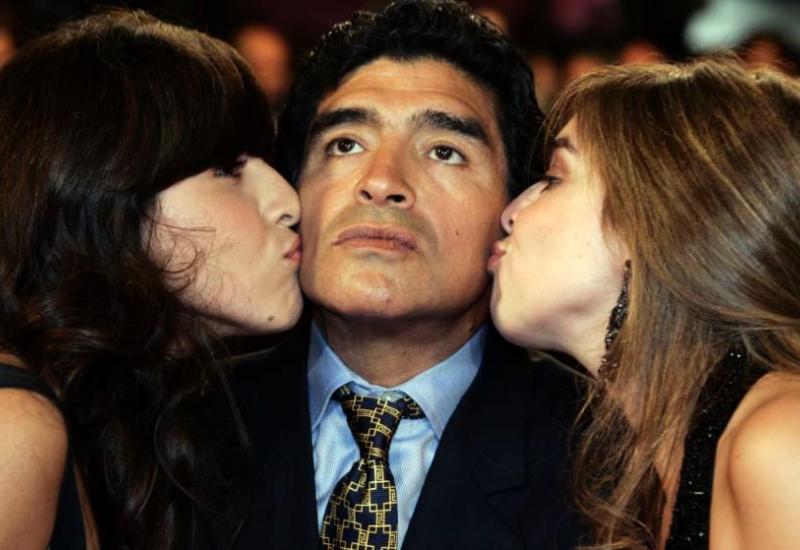 Maradona sa kćerima Gianninom (lijevo) i Dalmom - Nakon što je Maradona otišao u Božje ruke, mogla bi nastati obiteljska svađa