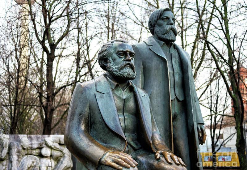 Statue Karla Maxa i Friedricha Engelsa u Berlinu - Prije 200 godina rođen je Friedrich Engels, jedan od ideologa komunizma