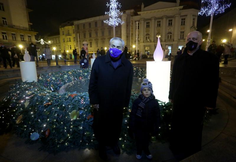 Upaljena prva adventska svijeća u Zagrebu - Upaljena prva adventska svijeća