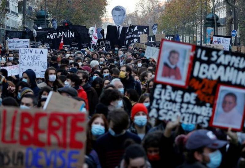Suzavac i šok granate na prosvjedu u Parizu protiv policijskog nasilja 
