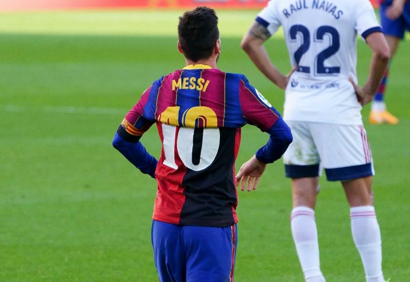 Messi kažnjen sa 600 eura zbog skidanja dresa u čast Maradoni