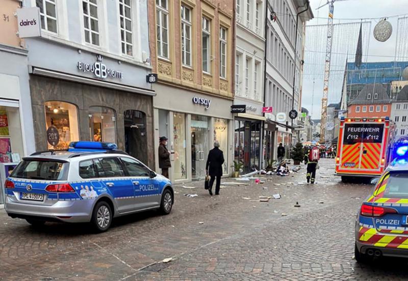 Pozadina ovog slučaja još uvijek nije razjašnjena - Dvoje mrtvih, 15-tak ozlijeđenih u naletu automobila u Trieru