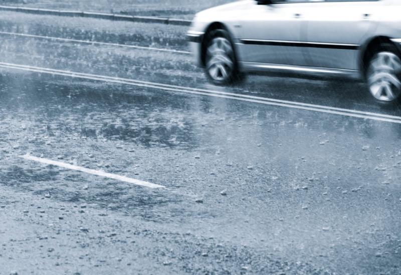 Vozači oprezno: Na dionici Travnik - Donji Vakuf pada 'ledena kiša'