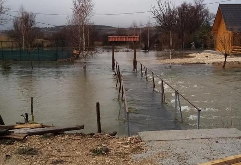 Ilustracija - Obilna kiša izazvala izlijevanje rijeka u više mjesta u BiH
