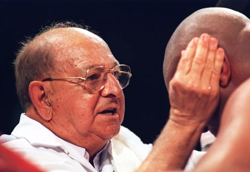 Angelo Dundee snimljen na borilištu 1995. godine - Angelo Dundee, čovjek koji je stvarao prvake 