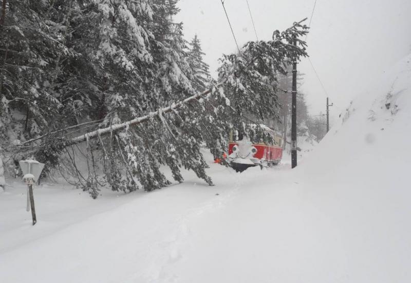 Snježna oluja u Alpama obustavila masovno testiranje na koronavirus