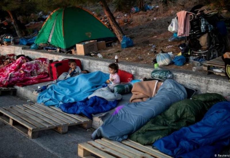 Zatvaranje kampova uvećava krizu: Migranti promrzi i gladni pod vedrim nebom