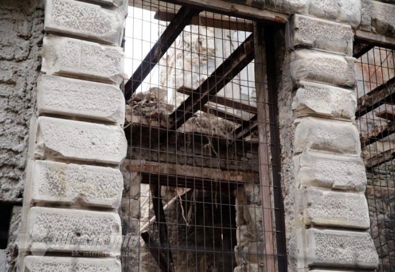 Srušio se zid zgrade bivše Općine (NAMA) - Mostar: Srušio se zid NAMA-e, ima ozlijeđenih