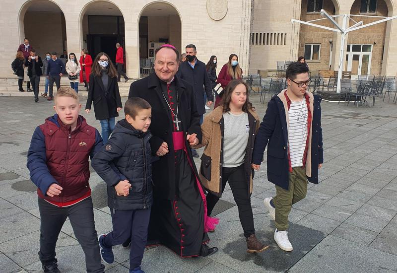 Biskup s djecom i mladima iz Udruge Down Sindrom - Petar Palić blagoslovio najposebnije mostarske jaslice