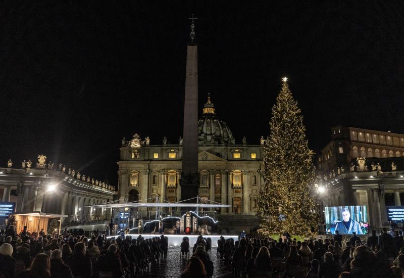 Na Trgu svetog Petra osvijetljeni božićno drvo i jaslice