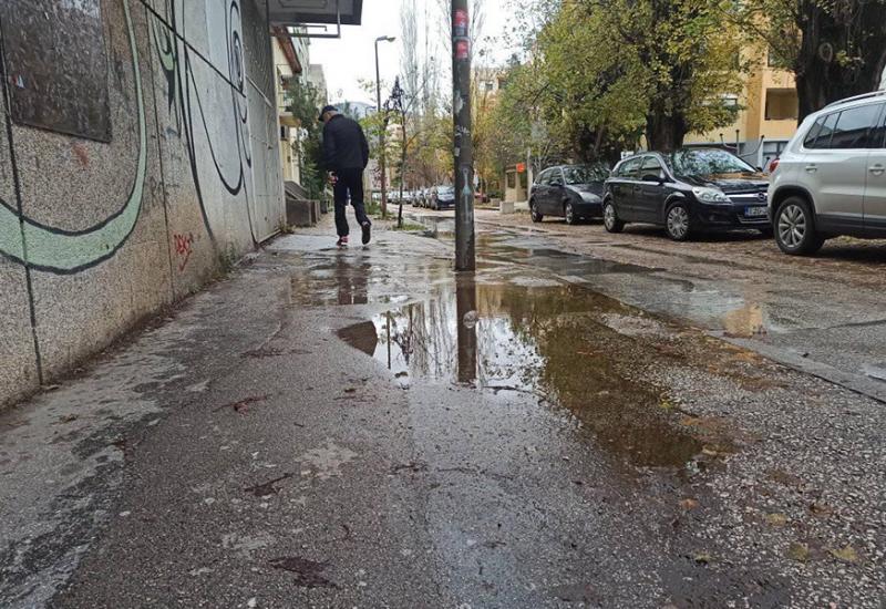 Još uvijek nema rješenja za puknutu cijev u Zagrebačkoj ulici