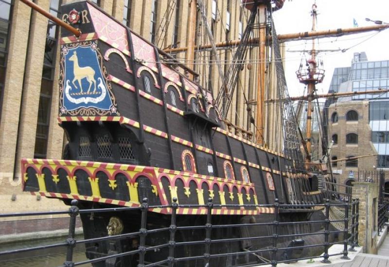 Francis Drake isplovio na putovanje oko svijeta 1577. godine