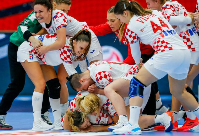 Rukometna reprezentacija Hrvatske -  EURO 2020 za rukometašice: Hrvatska se plasirala u polufinale - Iz grupe 2 u polufinale se, kao prvoplasirana plasirala, i Norveška, a u grupi 1 za sada je Francuska osigurala borbu za medalje  KOLDING (AA) – Ženska rukometna reprezentacija Hrvatske dana