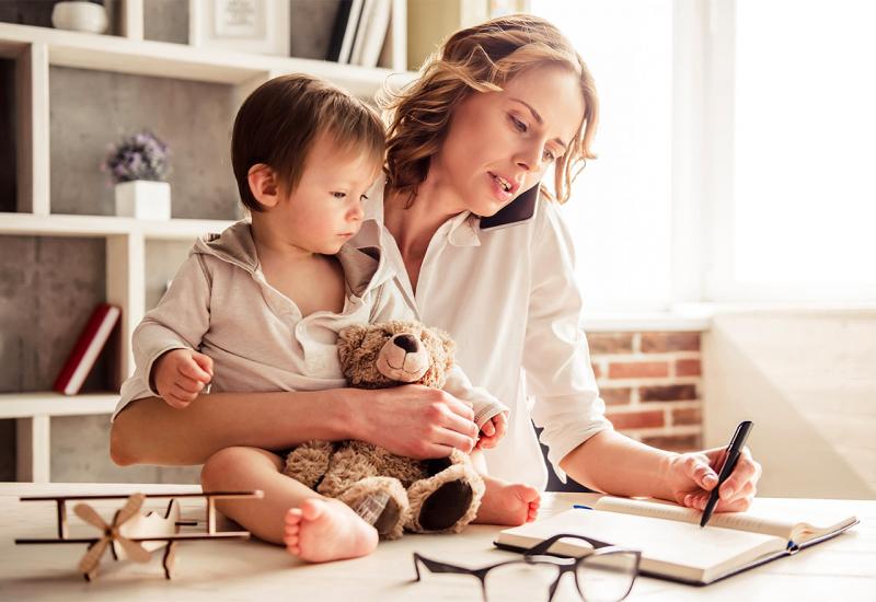  Zašto je majkama teže raditi od kuće nego očevima?
