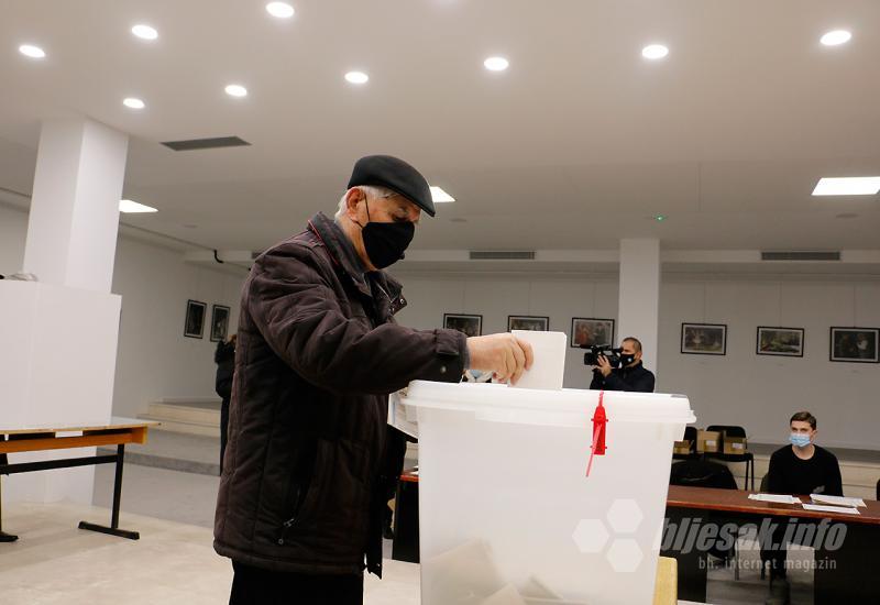 Lokalni izbori u Mostaru - Povijesni dan: Otvorena birališta u Mostaru